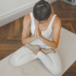 Йога и медитация - девушка со сложенными ладонями