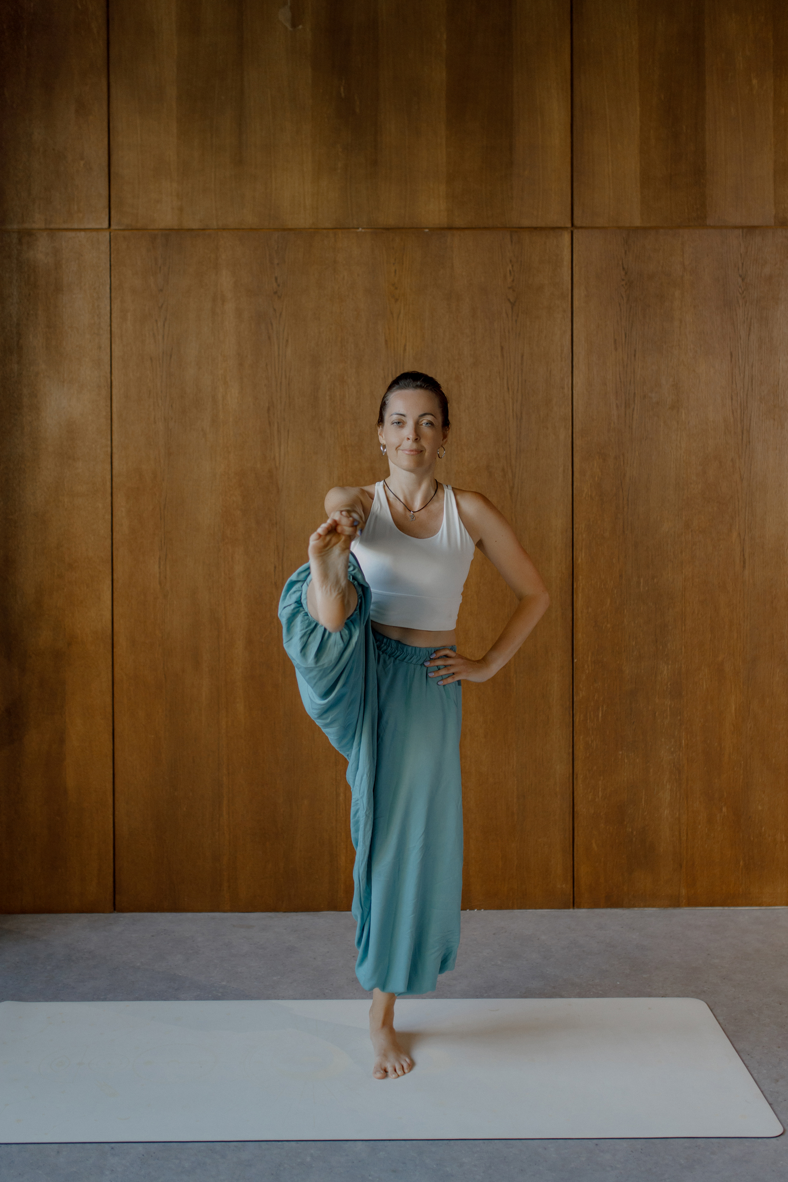 БАЛАНС В ЙОГЕ: 7 НЕОЧЕВИДНЫХ БОНУСОВ ДЛЯ ТЕЛА И ПСИХИКИ | КАК СТАТЬ УСТОЙЧИВЕЕ В ЖИЗНИ