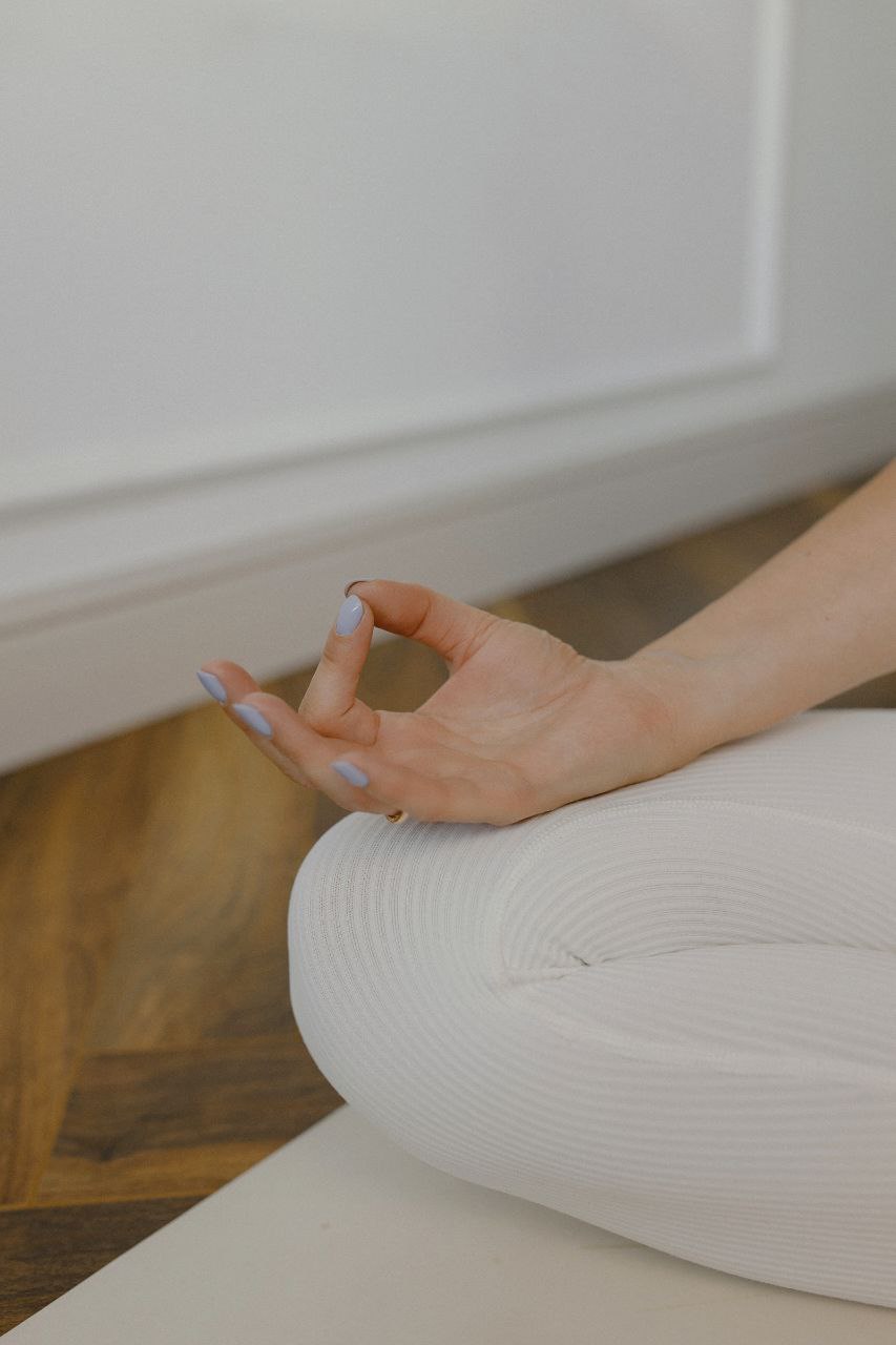 ЙОГА ПОСЛЕ 40 ПРИ СИДЯЧЕЙ РАБОТЕ: КАК КОМПЕНСИРОВАТЬ ВРЕД И ВОССТАНОВИТЬ ЭНЕРГИЮ