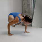 Девушка выполняет Бакасану, о пользе балансов для души и тела