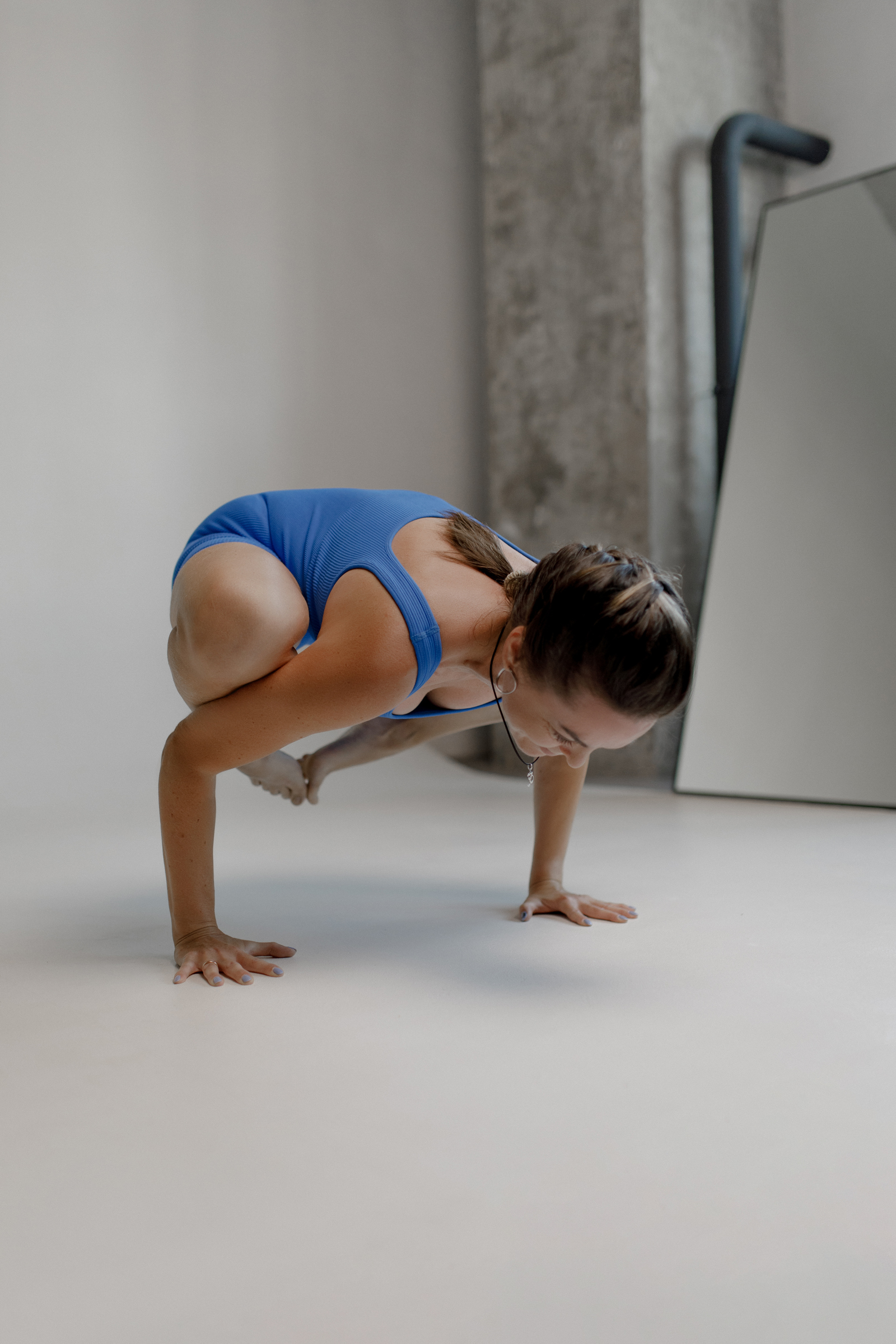 Девушка выполняет Бакасану, о пользе балансов для души и тела